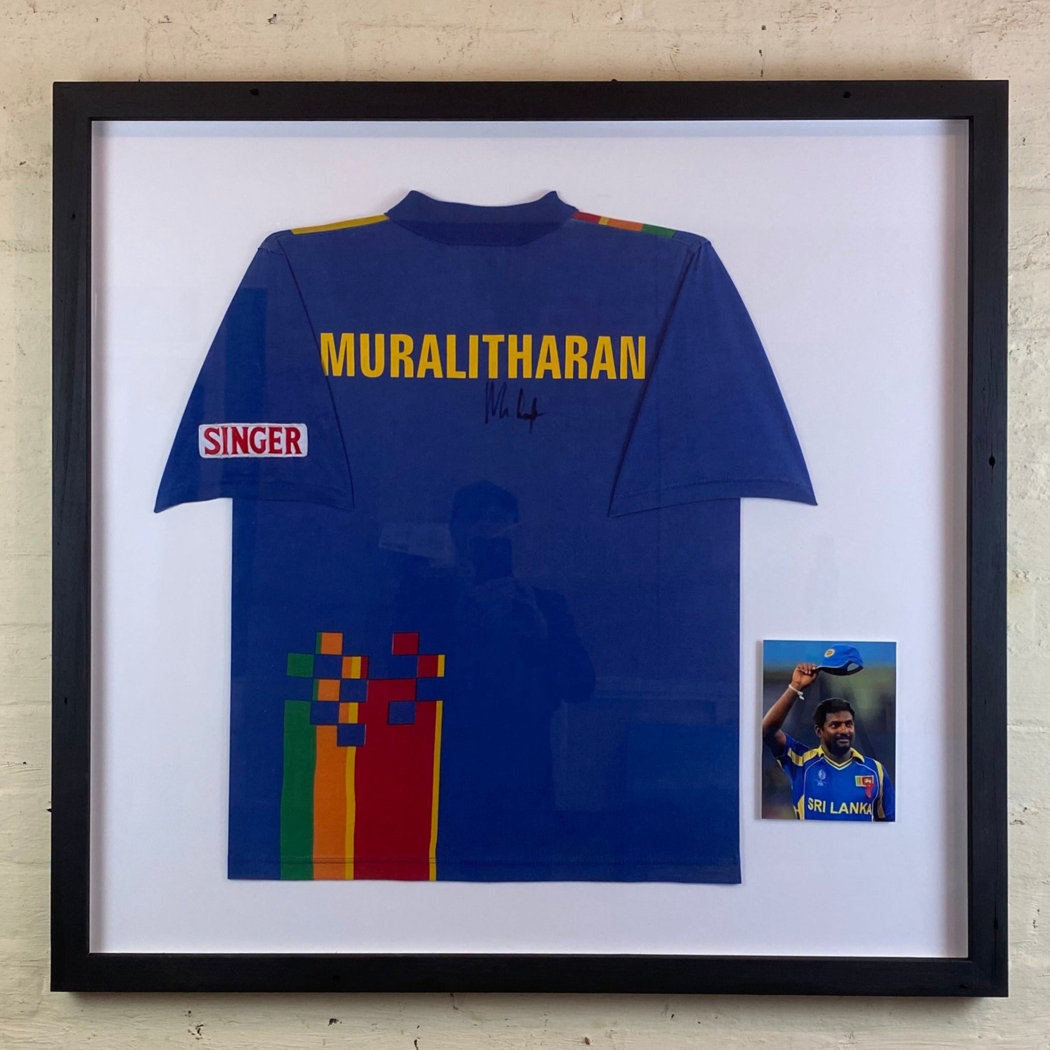 Muralitharen signed jersery in black frame